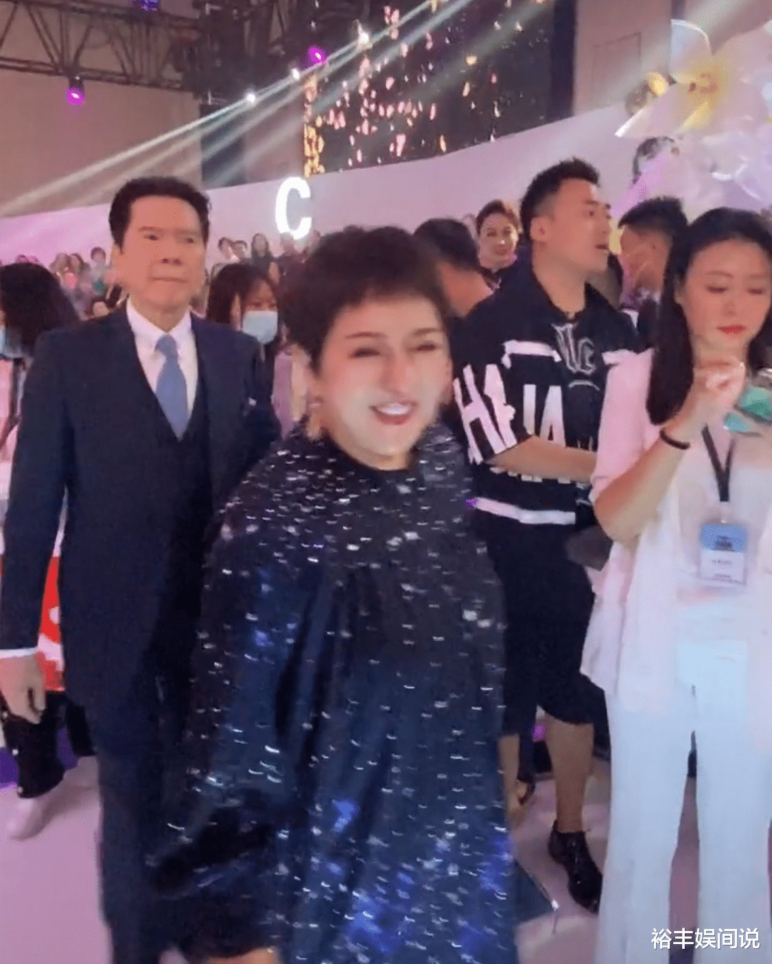 向太|向佐一家四口看秀！向太郭碧婷开心热聊，向华强被夹中间太尴尬