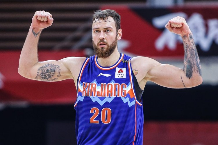 新疆维吾尔自治区|广州战胜新疆进入季后赛，三个细节看出新疆放水，北控全队难受