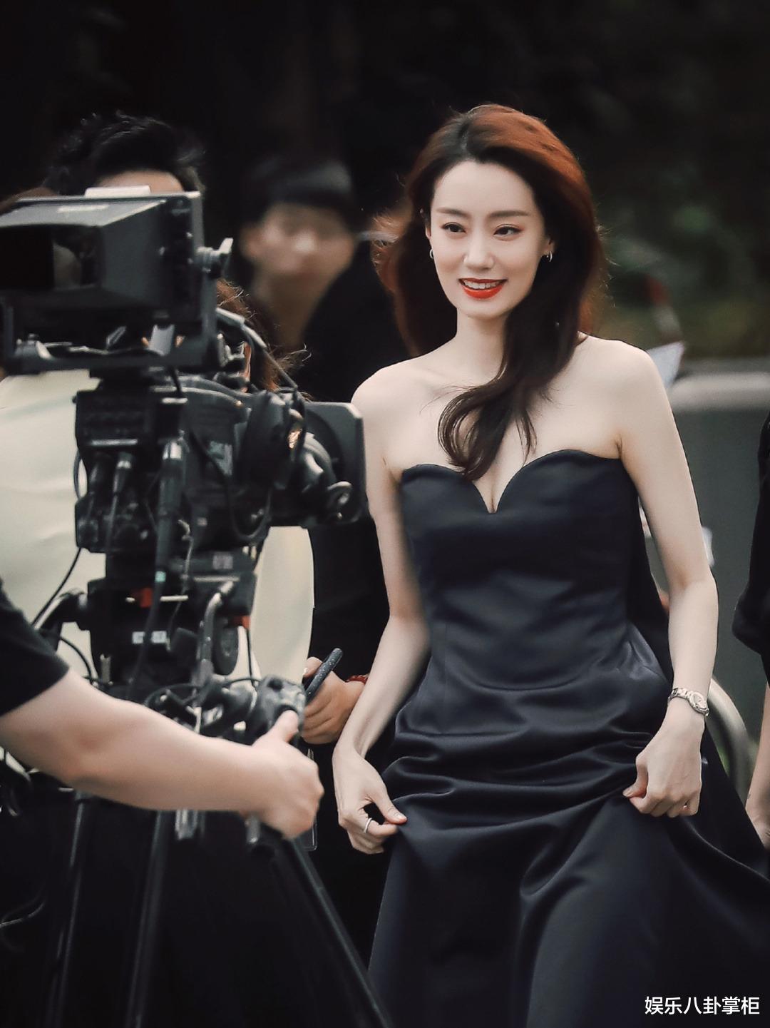 杨洋|张小斐拿影后被群嘲的背后:35岁的喜剧女神,一炮而红却无戏可拍