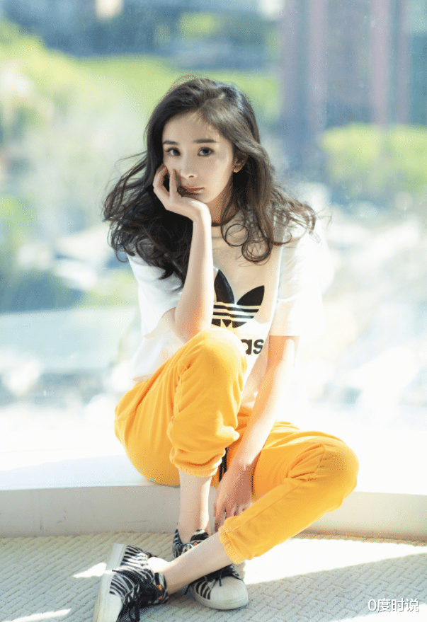 杨幂|34岁杨幂近照流出，齐刘海发型走青涩路线，却被筷子腿抢镜