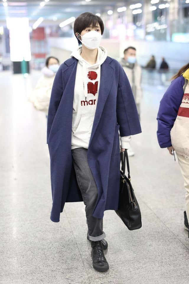 蒋欣|蒋欣看起来一点不像130斤，穿茧型大衣巧藏肉，剪短发嫩成高中生