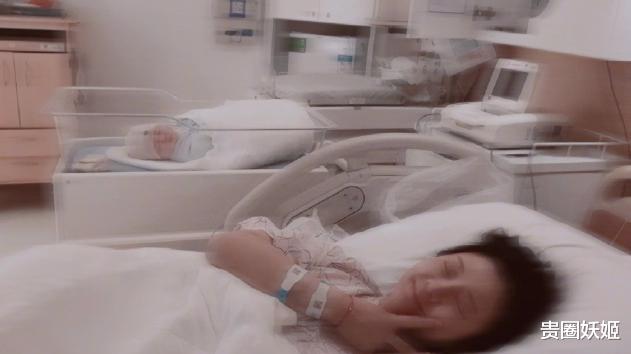 李小萌|王雷李小萌二胎出生，4岁雷蒙德和弟弟同框，兄弟俩如复制粘贴