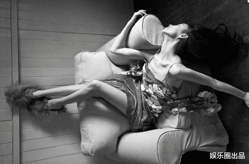 倪妮|倪妮黑白写真曝光，衣衫褴褛摆拍豪放，气质火辣氛围感十足