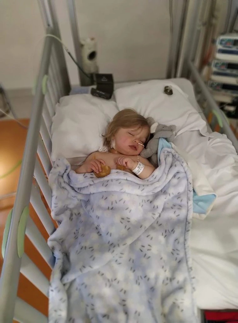 大国将苓 花园玩耍误食鸟粪，1岁半男婴肾衰竭，抢救19天险丧命