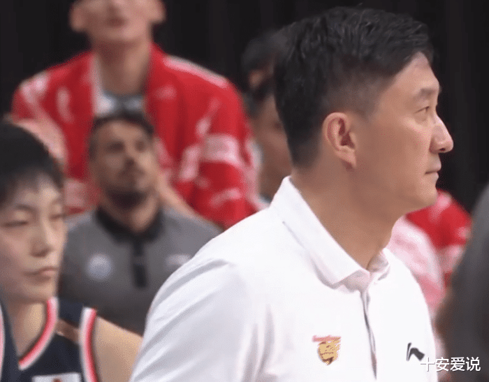 十安爱说|易建联生气了!频繁摇头不满球队发挥,3巨头19中6,杜锋骂遍全队