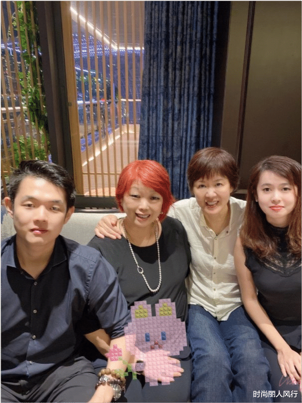 t恤 郎平退休后首露面！60岁越老越美了，穿衬衣留短发变时髦精好年轻