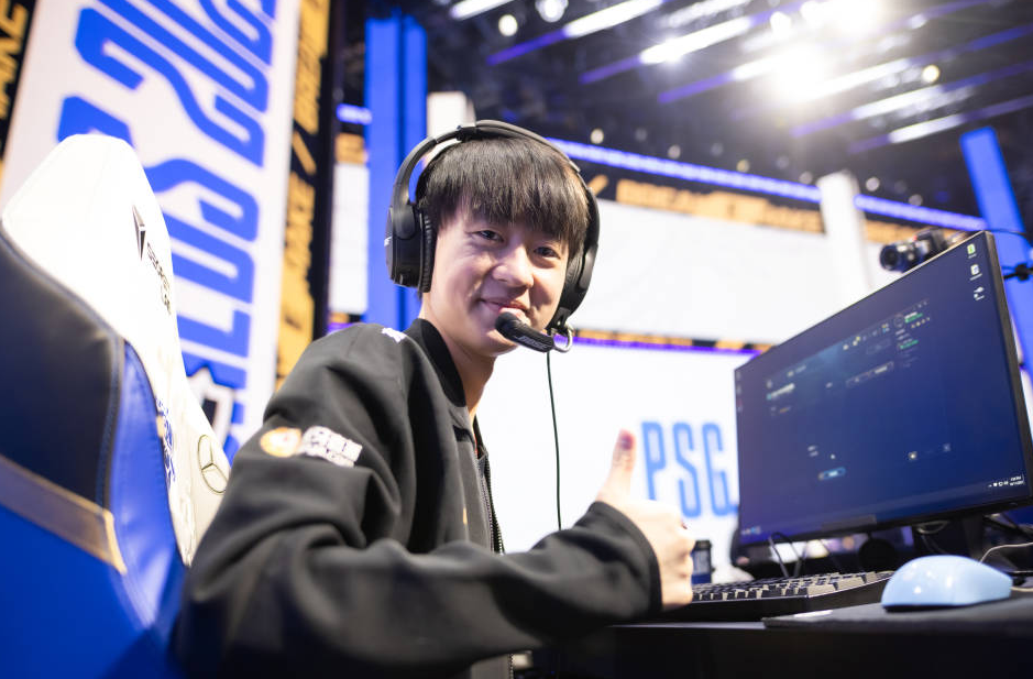 RNG|绝地翻盘！RNG击败HLE，锁定小组赛第一出线