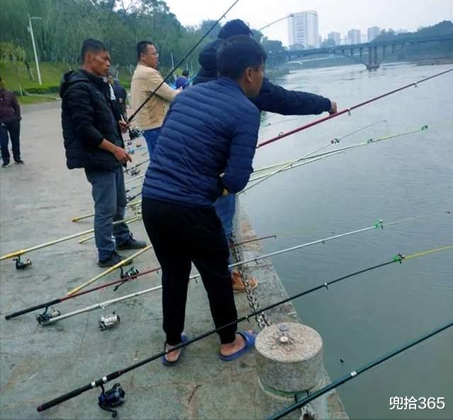 广西|广西一河道成垂钓乐园，带上了帐篷和锅碗瓢盆，路边直接叫卖鱼获