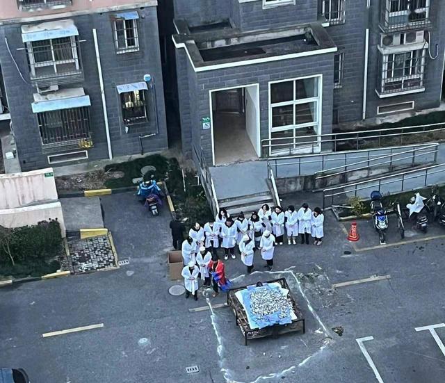 上海一小区有人光天化日焚尸,现场惊悚画面曝光,真相究竟是什么