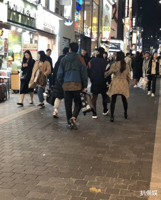 王嘉尔|王嘉尔陪妈妈逛街帮忙背包，王妈妈背影好少女，母子俩背影像恋人