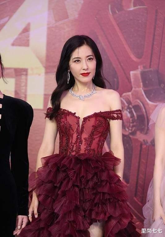 关晓彤|上影节红毯，殷桃高调秀性感，张子枫水桶腰抢镜，关晓彤又失手