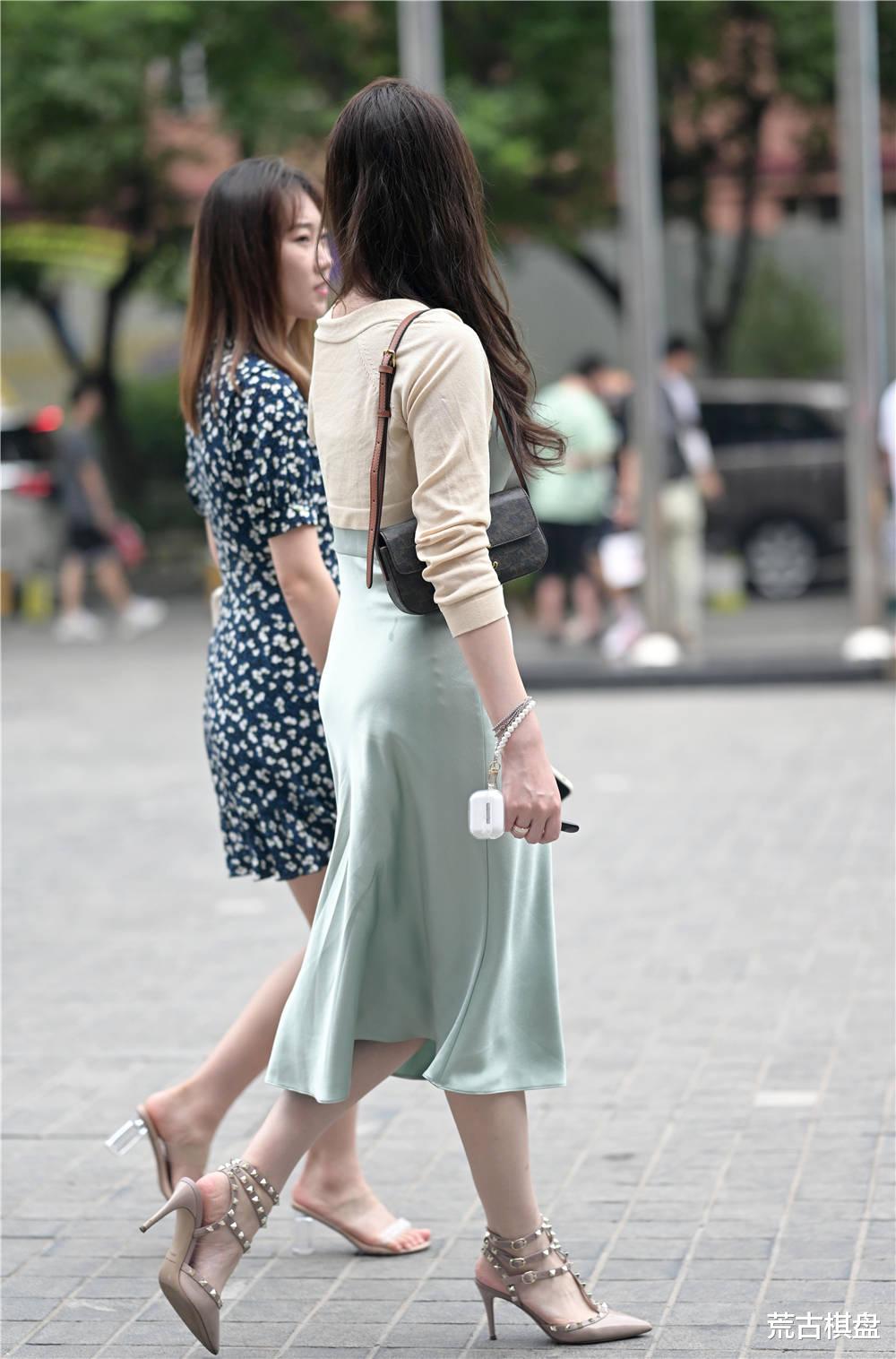 荒古棋盘|尖头细跟铆钉鞋，夏季很多时尚姑娘的选择，穿出别样味道