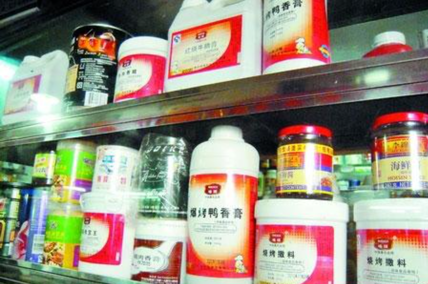 前沿大观察 女子吃完铁锅炖，吃剩的被当面端上下一桌，商家回怼：这是老汤！