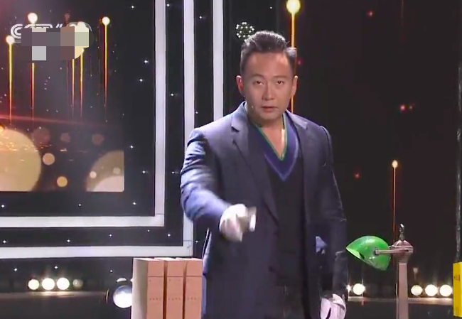 杨幂|王小骞庆结婚22周年，背5万元包买百万豪车，离开央视后难掩富贵