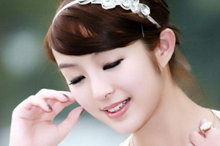 三岁女儿掉粪池淹死,她发疯般冲进屋,抱起炕上的小外甥便狠狠摔