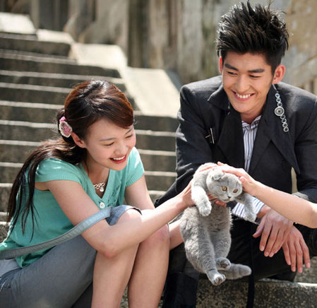 郑爽|艾玛，真是破鼓万人捶？弃养事件还没过去，又有网友曝她吸d？