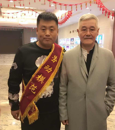 十万个家居为什么|宋晓峰晒出自己的家，客厅墙上挂着十字绣，成名后依然朴素节俭