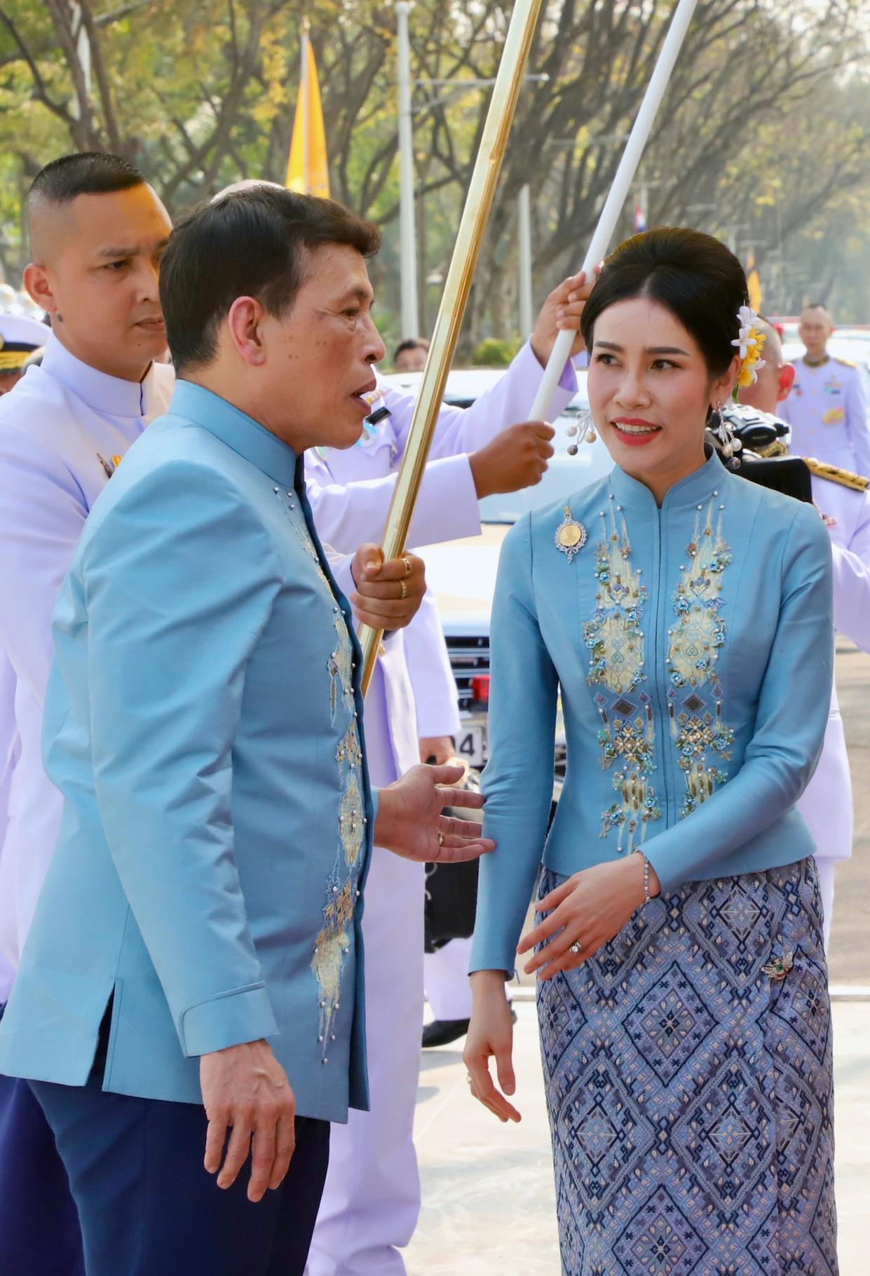 诗妮娜|泰王放大招！“一国两后”成定局，钮钴禄氏诗妮娜高调与泰王现身，情意绵绵