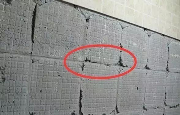 贴瓷砖时忘记做这一步的话,不到一年瓷砖就会出现空鼓