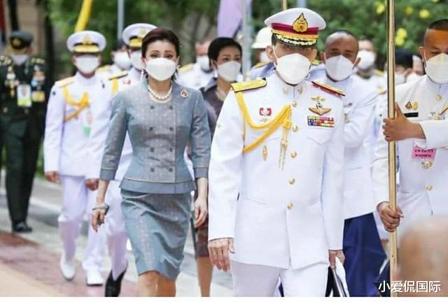 泰国王室|王室传承，泰王室晒诗丽吉和素缇达对比照，王后气场越来越足