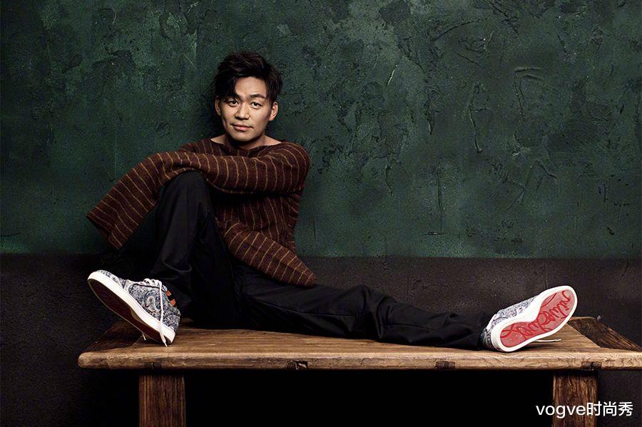 王宝强|王宝强重回少林寺，剃光了头发后，放心家里的大长腿女友吗？