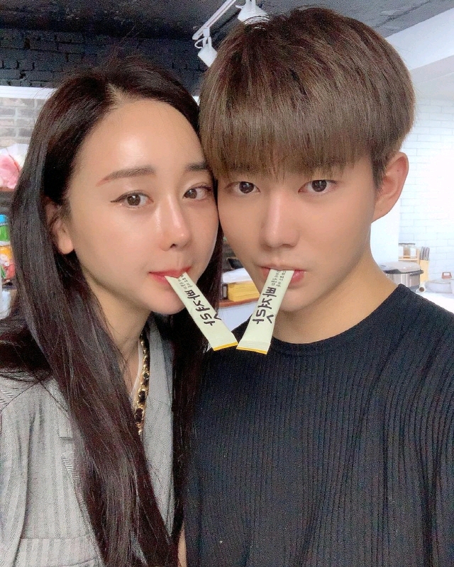 咸素媛|咸素媛又整容？割双眼皮后首直播，和陈华深情啵啵：我老公怎么好尴尬