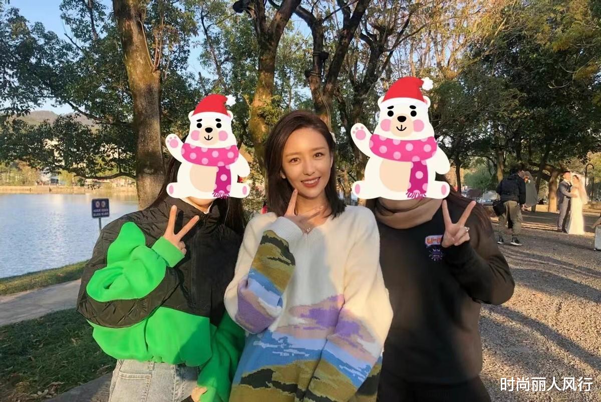 佟丽娅|离了婚真好！佟丽娅近照曝光美到颜值天花板，穿浅色毛衣温婉大方