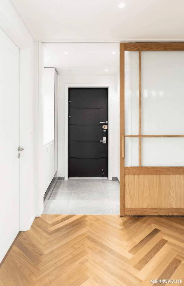 166㎡只有夫妻俩居住，没有花里胡哨的造型设计，干净得恰到好处