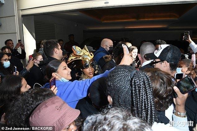 二胎|卡迪·B生二胎后更霸气，戴面罩和丈夫当街热吻，腰臀规模似卡戴珊