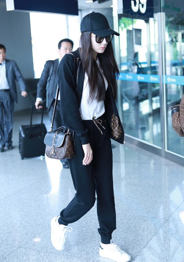 美搭刊报|迪丽热巴最新饭拍,穿牛油果运动套装似大佬出街,网友:一个字帅