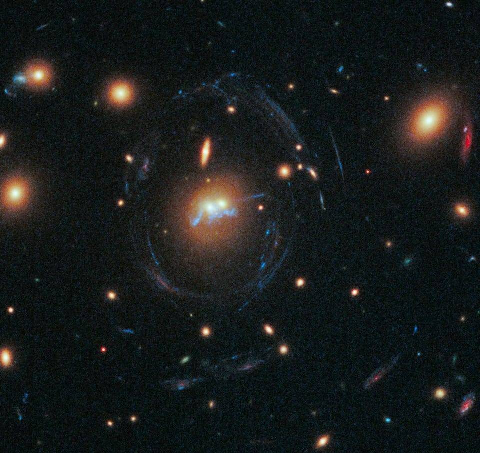  是雾里看花？不，是用超大质量星系团作透镜来看光的重力弯曲现象