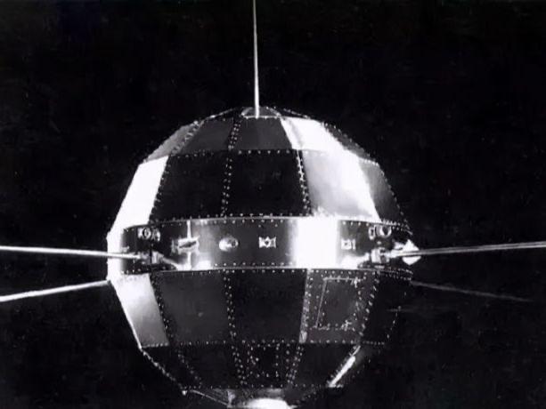  为何向上抛小石子会落回地面，而火箭升空后却不会掉下来？