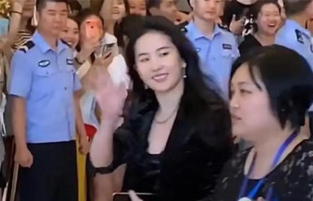 关晓彤|颜值崩了！刘亦菲路透浓妆艳抹清纯不再，大粗腿双下巴变臃肿大妈