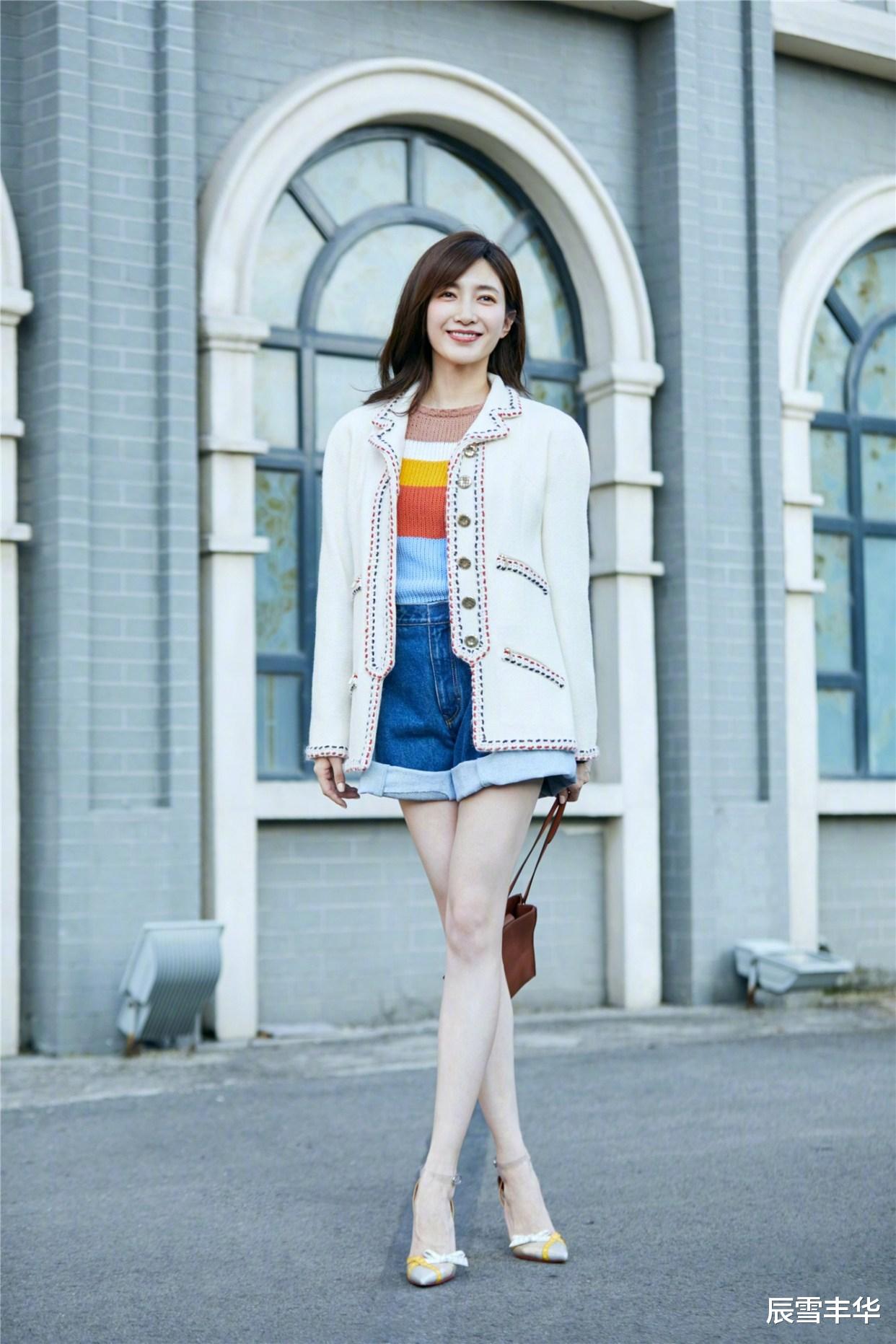 辰雪丰华 江疏影挺会扮嫩的，粉色“小香风”外套加身，气质真的太甜美了