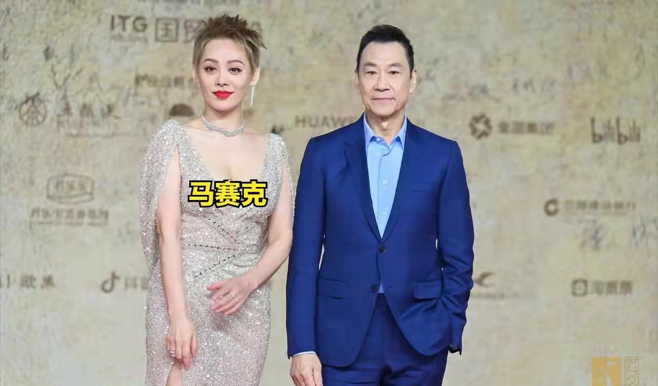 金鸡奖|金鸡奖闭幕式红毯大看点：刘浩存甜美，张小斐靓丽，宁静最性感