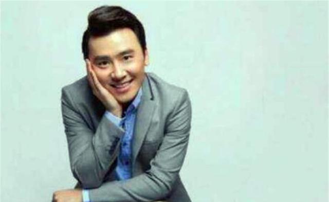 主持人|过气主持人的尴尬：蹭热度、跑商演、被网友嫌弃，看着好卑微