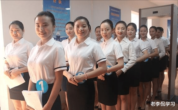 老李侃学习|郑州一女学生学空乘，“飞机毛”都没见到，毕业却分配到酒店大堂