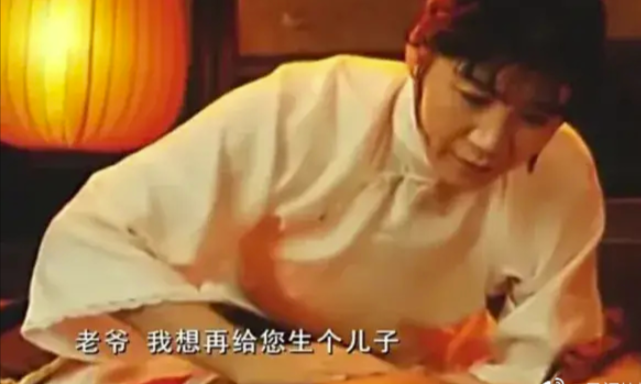 张艺谋|被张艺谋求着演的女配角，长相普通年纪大，还敢在剧本上加台词