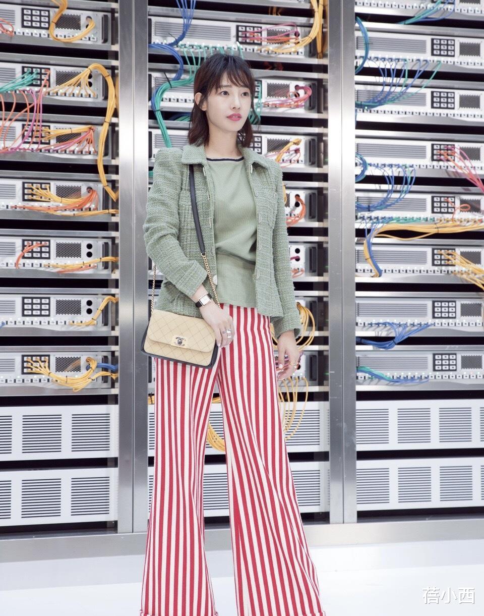蓓小西 白百何又成功穿出了超模既视感,绿色外套配条纹阔腿裤,真高级