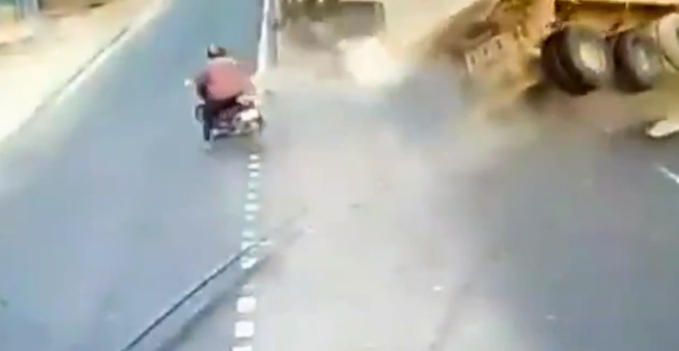新三闻 面对卡车还要硬切进车道，任性摩托车骑手酿惨祸