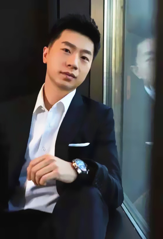 全球时尚号|“乒乓王子”马龙不愧是男神，穿出西装帅出天际，刘国梁都羡慕