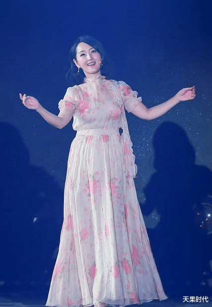 天果时代|杨钰莹不愧是甜歌皇后，年过半百还像少女，穿粉裙也不违和