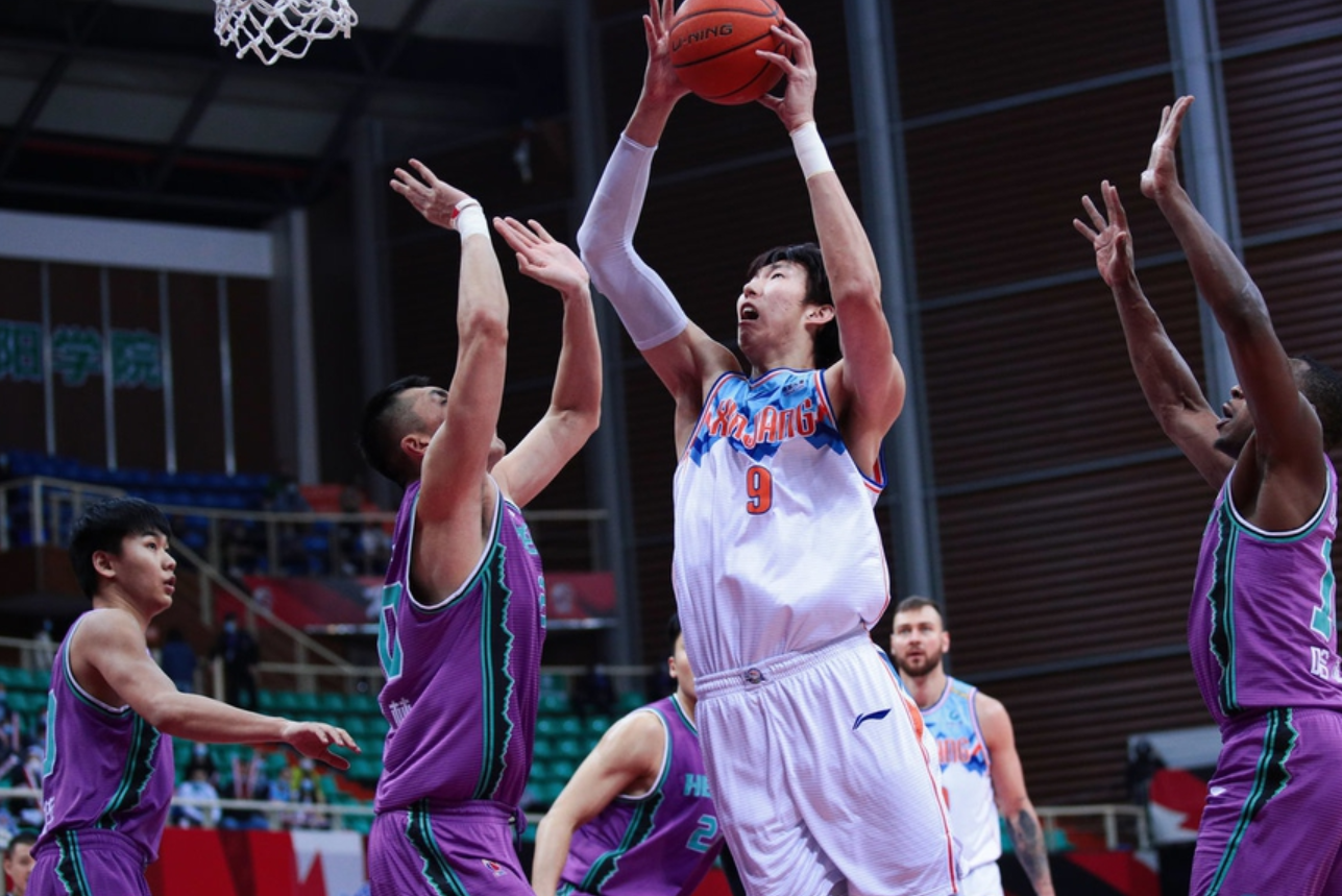 周琦|新疆一轮游！两人6犯离场+周琦19中6带伤归来也没用，阿的江下课吧！