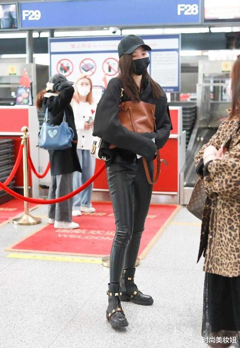 时尚美妆妞 关晓彤的腿到底有多细?穿紧身皮裤也撑不满,配衬衫又高又瘦