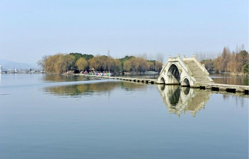 恒哥超级奶爸|张炎在镜湖隐居时写下一首词，流动的美惊艳了时光，读来很治愈