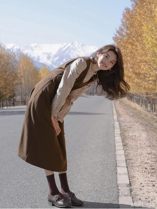 时尚搭配师瓜瓜|建议45岁的女人少穿一身花！这3种“简约色”才真高级，穿上准美