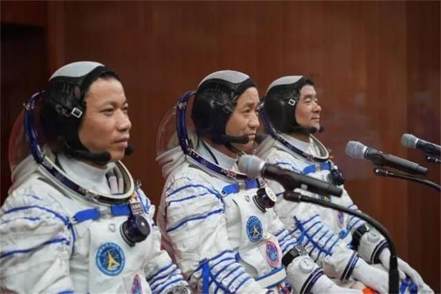 中国航天员出舱要人抬,美国人却能行动自如?背后目的可不简单