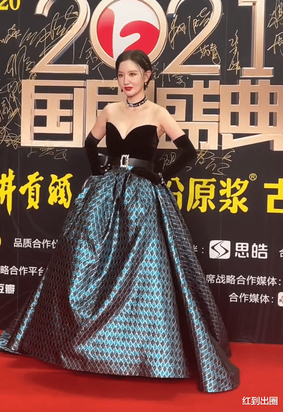张萌|40岁张萌走红毯出尽风头！穿低领裙凸显傲人身材，男主持人眼神尴尬