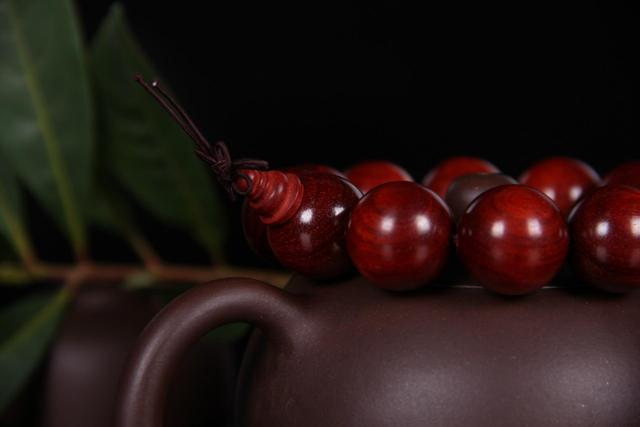 文玩|小叶紫檀很难玩吗？“6盘5不宜”，概括了小叶紫檀的盘玩和保养！