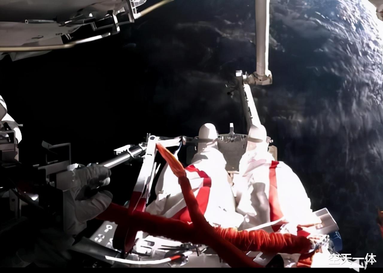 物理学家 太空机械臂真能剪翅膀吗？移动速度慢得像乌龟，最快每秒2.5厘米